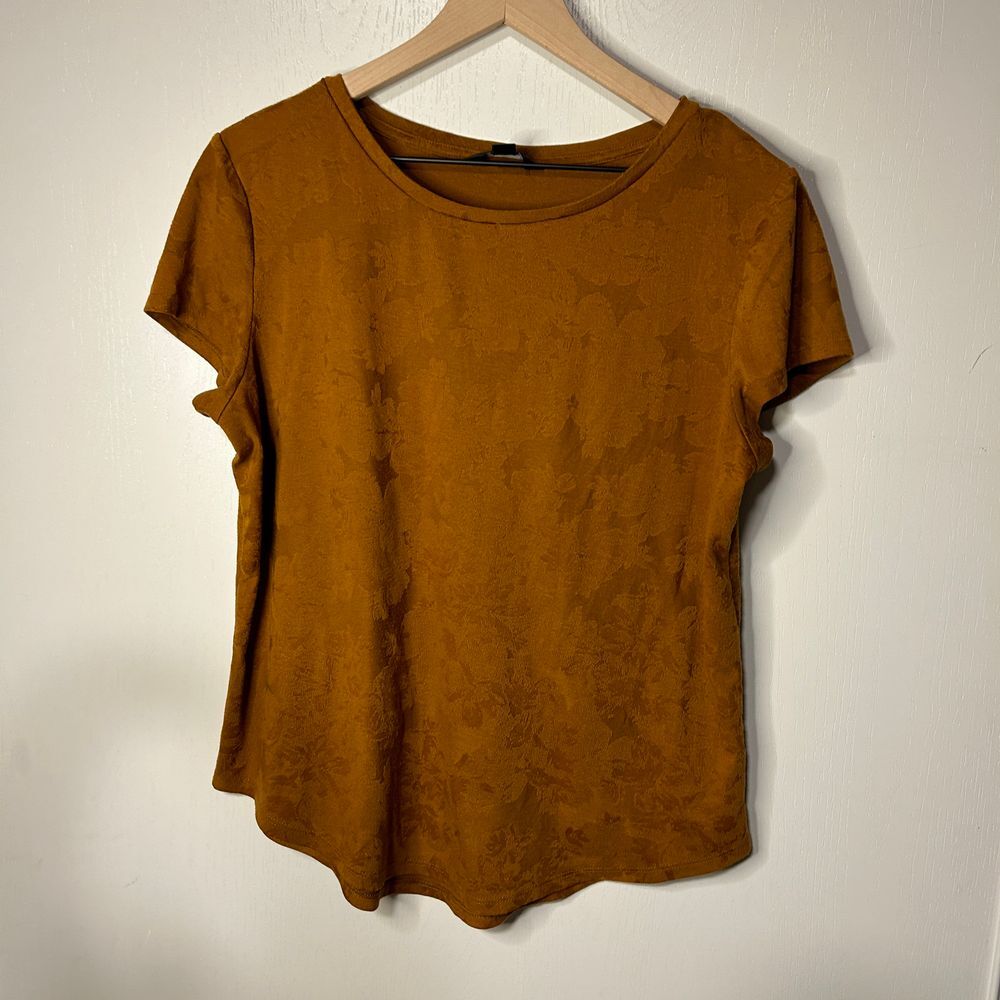 Womens Simply Vera Wang top in a warm, rich mustard Size Large
